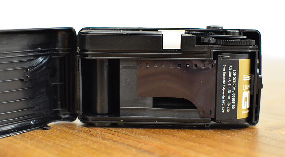 「Simple Use Film Camera」使い方：フィルムの再装填