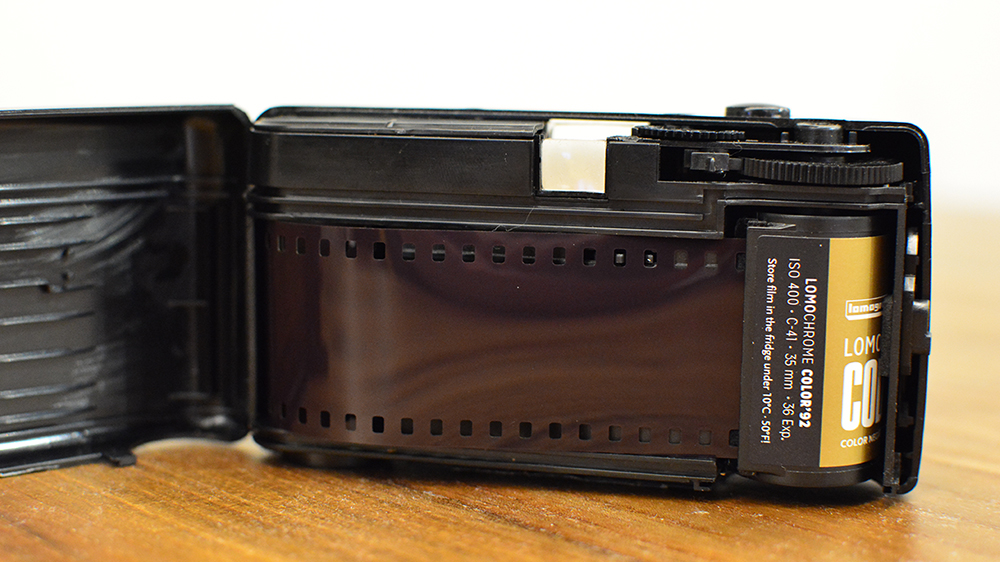 「Simple Use Film Camera」使い方：フィルムを伸ばしてセット
